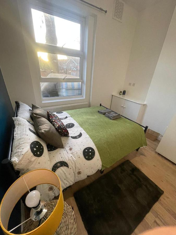 Contemporary Private Rooms Near Central Лондон Экстерьер фото