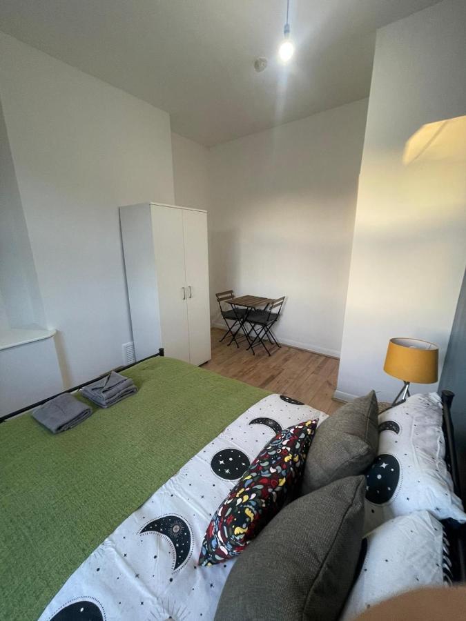 Contemporary Private Rooms Near Central Лондон Экстерьер фото