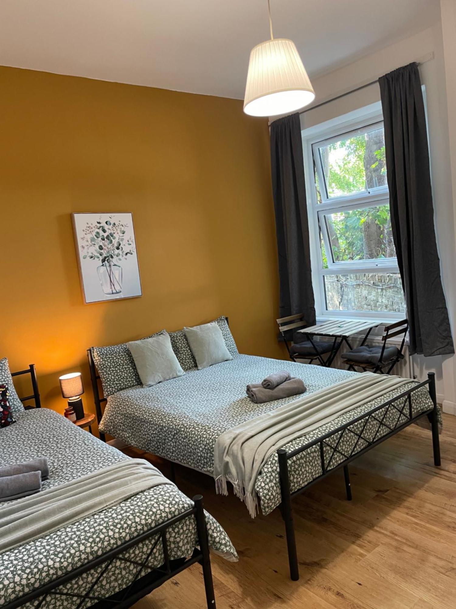 Contemporary Private Rooms Near Central Лондон Экстерьер фото